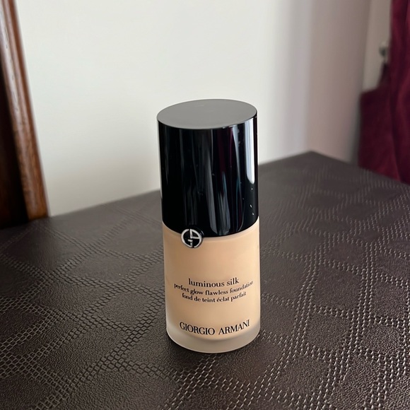 Giorgio Armani Other - 3.5 shade Armani luminous silk perfect glow flawless foundation